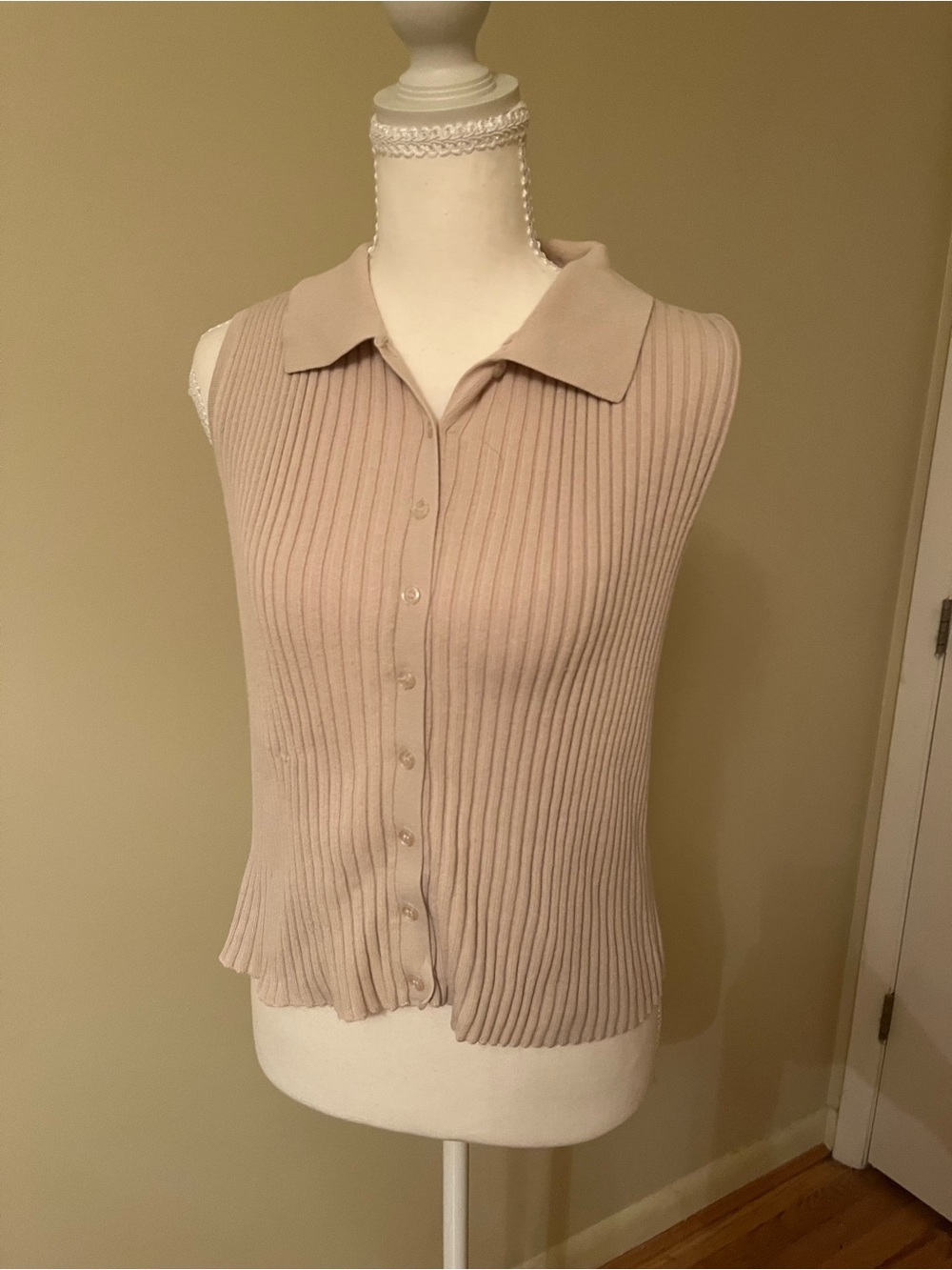 Vintage No Boundaries Sleeveless Ribbed Button-Front Top in Beige